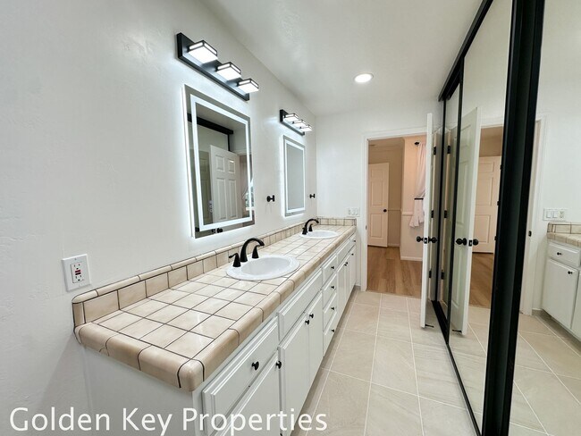 Building Photo - Beautiful home on a private, quiet street in Vista!