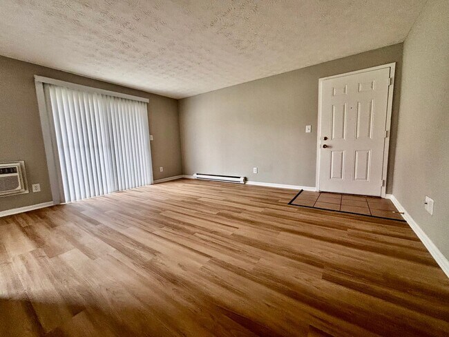 Building Photo - A Fresh Start: Renovated 2-Bedroom in Serene Englewood with Washer/Dryer Hookups!