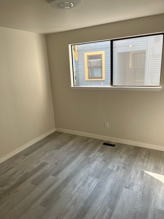 Building Photo - W55-56