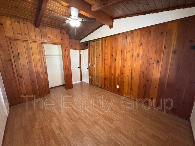 Building Photo - 856 W Chestnut St