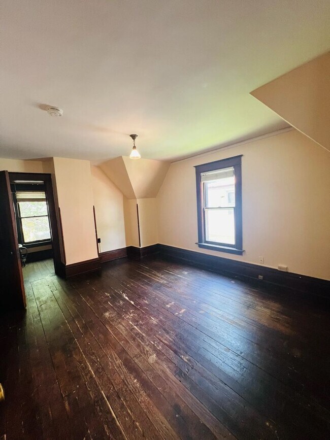 Building Photo - 710 E Davenport St