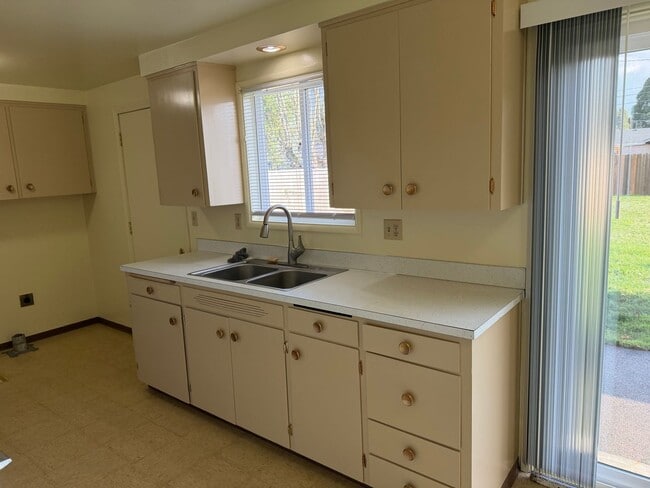 Building Photo - Nice single level 2 bedroom 1 bath house in Springfield!