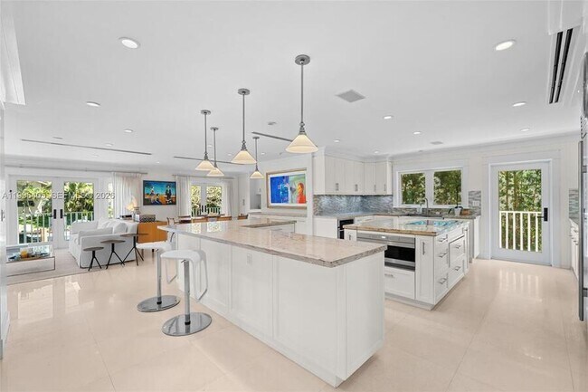 Building Photo - 6831 Sunrise Ct