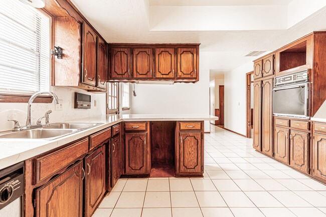 Building Photo - 4 Bed 2 Bath in SW Oklahoma City