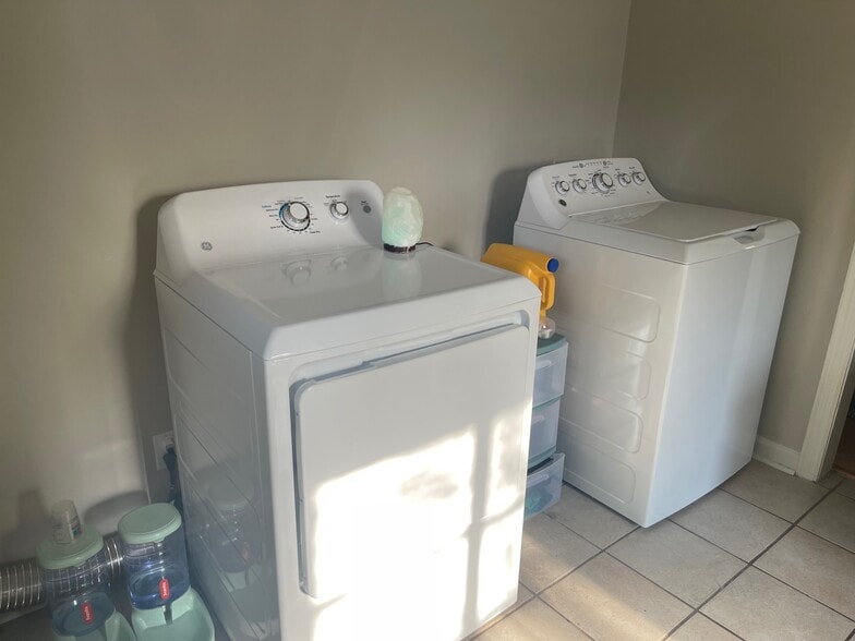 Washer / Dryer - 138 W 51st St
