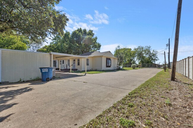 Building Photo - Beautiful & Unique Rental Home Spacious, C...