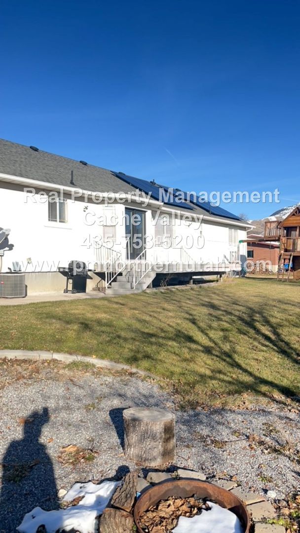 Building Photo - Beautiful 6 bedroom home available for immediate move in!