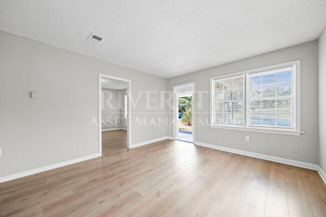 Building Photo - 1646 Harmen St