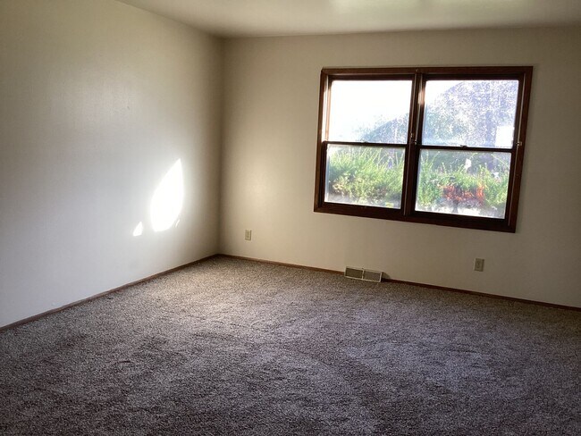 Building Photo - 9135-9137 N. Swan Rd