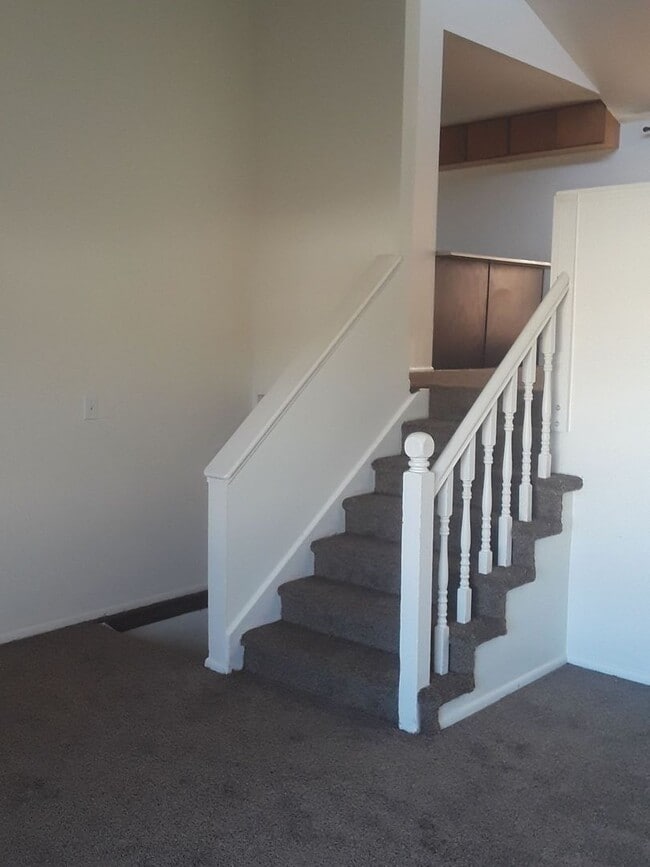 Building Photo - Spacious West Jordan Home w 2 car attached...