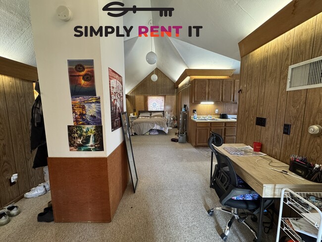 Building Photo - Upper Level Studio Near Campus, Free Parki...