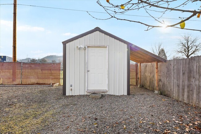 Building Photo - 106 N Buchanan Ave