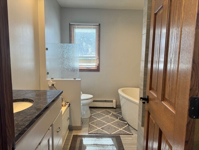 Building Photo - Spacious 4 bedroom home in Beautiful Prior Lake, MN