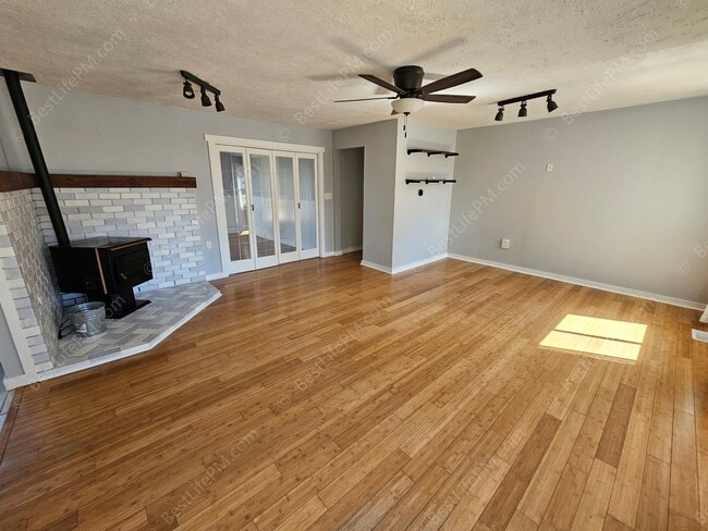Building Photo - 408 SE Kibling St