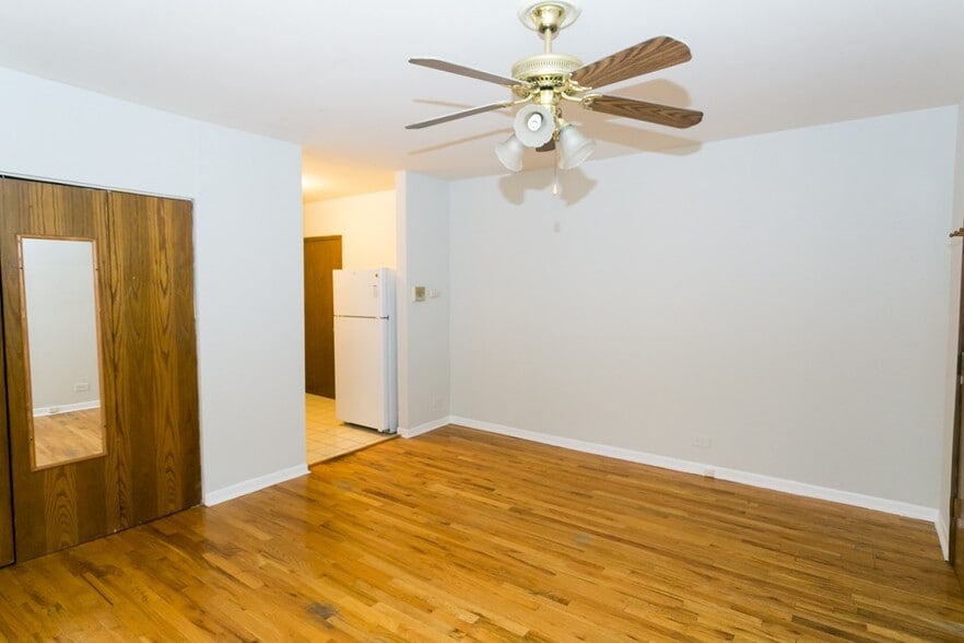 Building Photo - 826 W Cornelia Ave