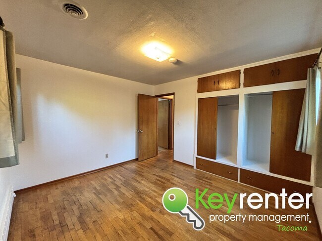 Building Photo - Charming 4-Bedroom Mid-Century Style Craft...