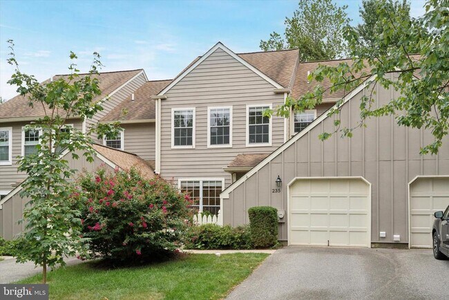 Building Photo - 235 Copper Beech Dr