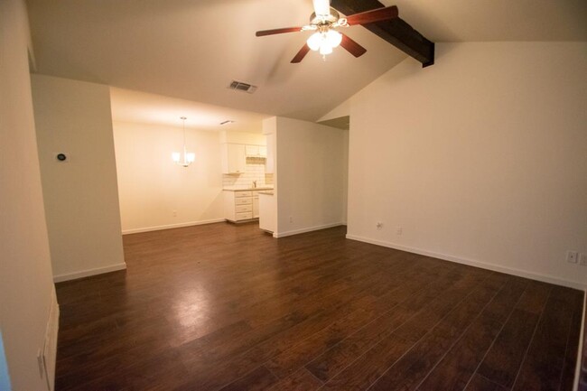 Building Photo - 2107 Mistletoe Ave