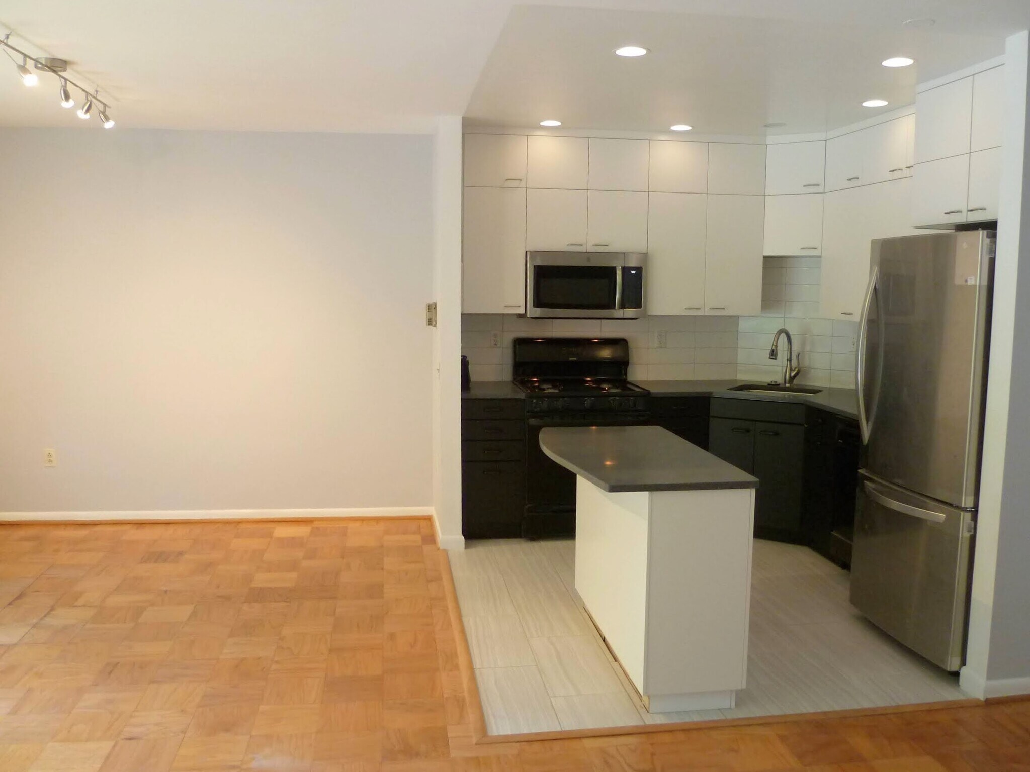 Building Photo - 3535 Chevy Chase Lake Dr