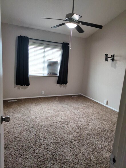 Building Photo - 215 Blue Bonnet Dr