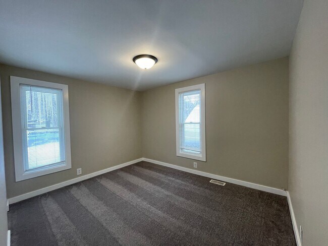 Building Photo - Nicely updated- Four Bedroom Home on the NE side of Grand Rapids!