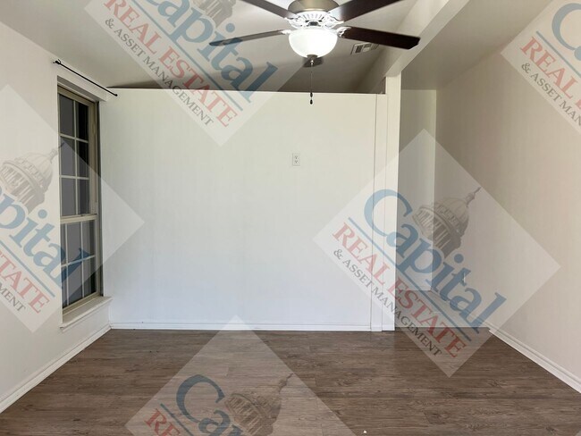 Building Photo - Charming 3 Bedroom