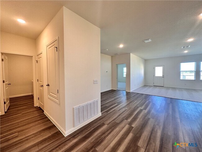 Building Photo - 124 Parrigin Cv