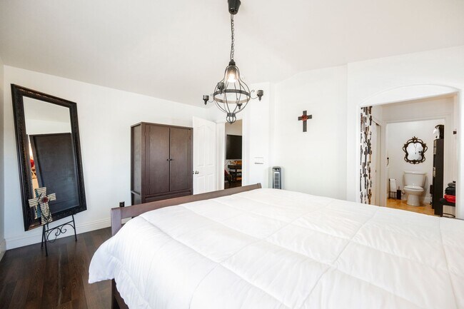 Building Photo - Beautiful 3 Bedroom Home In the Southwest