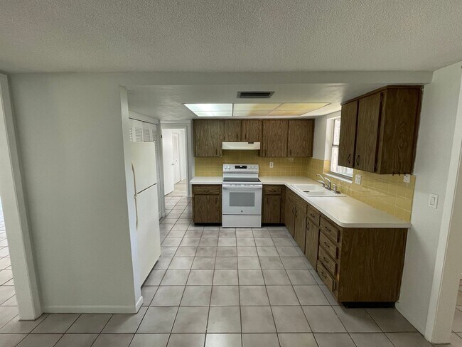 Building Photo - 2/1.5/1 New Port Richey
