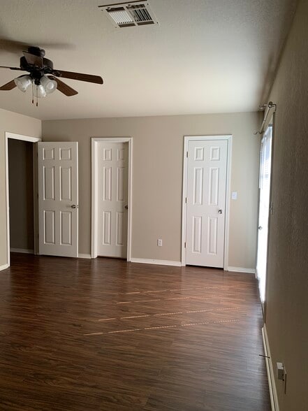Primary Bedroom Suite with Full Bath and Walk-In Closet - 17608 E 78th St N