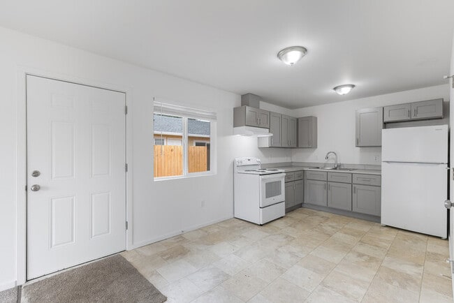 Building Photo - TWO BEDROOM ONE BATH APARTMENT IN LONGVIEW