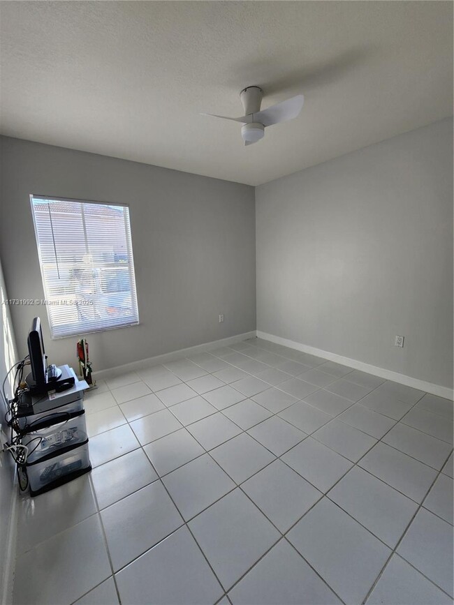 Building Photo - 986 NW 136 Ct