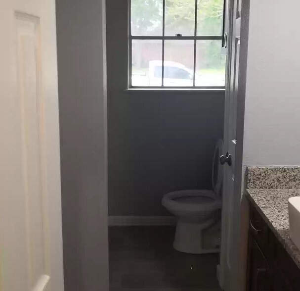 Hall Bathroom - 10335 Glenkirk Dr