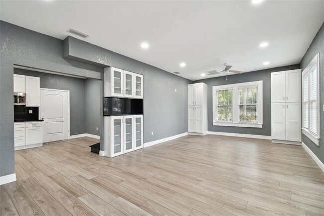 Building Photo - 6810 N Navin Ave