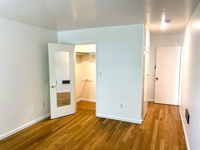 Building Photo - One Bedroom One Bath near South Coast Plaza