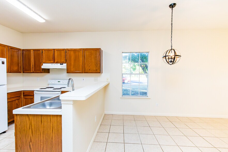 Dinette - 3001 Whisper Oaks Ln