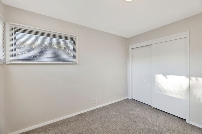 Building Photo - 6020 N E Pk Vw Dr