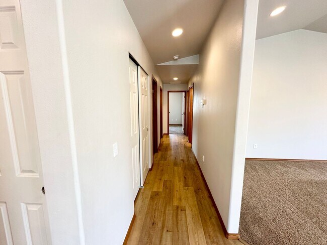 Building Photo - Spacious 4 Bedroom 2 Bathroom Home on Culd...
