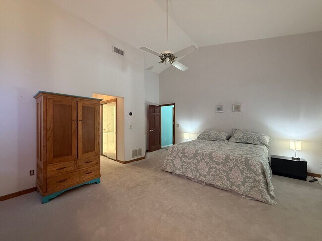 Building Photo - Beautiful 3 bedroom 2.5 bathroom pool home