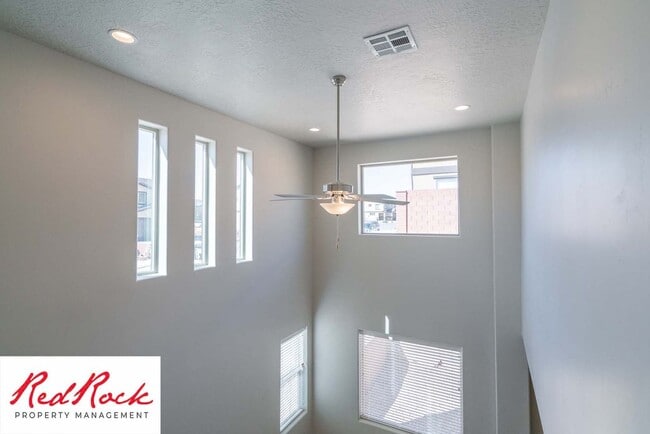 Building Photo - 3 Bedroom Hurricane Townhome With Scenic Views
