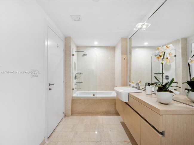 Building Photo - 200 Biscayne Blvd Way