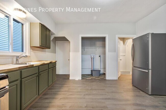 Building Photo - 56 Fredro St