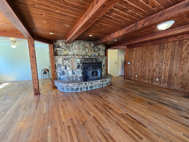 Building Photo - charming 3-bedroom, 2-bathroom home with l...