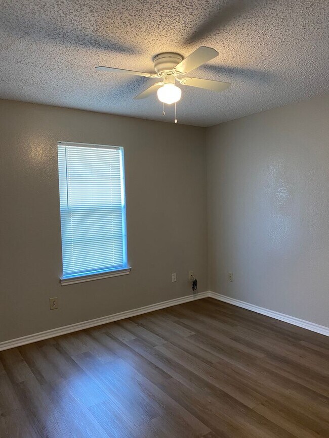 Building Photo - 1112 Valley View Dr