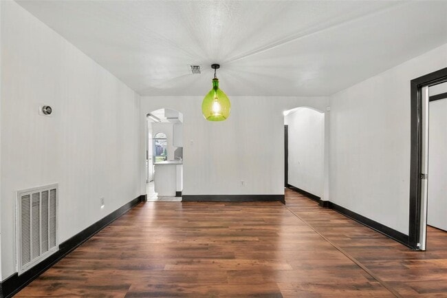 Building Photo - 826 Seacliff Dr