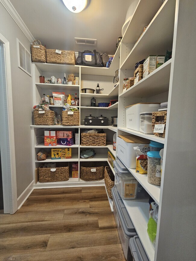 Building Photo - 2737 Celia Ave