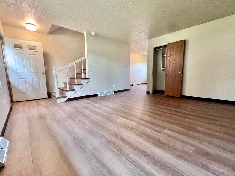 Building Photo - 730 Crestview Dr
