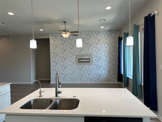 Building Photo - 441 Saturnia Dr