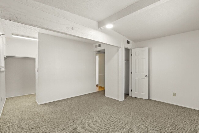 Building Photo - 5440 Viceroy Dr