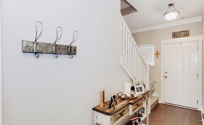 Building Photo - 731 Elmbrook Dr